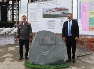 Zakladka-kamnya-novogo-kompleksa-Ural.-Na-foto-YAkovlev-P.A.-_gendirektor-Urala_-i-Petrutsa-R.V.-_direktor-FRP_
